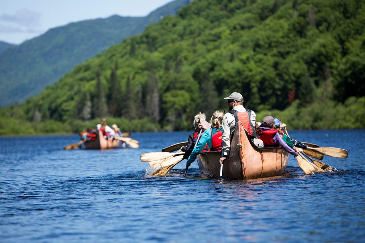 Rabaska sur le lac avec l'équipe