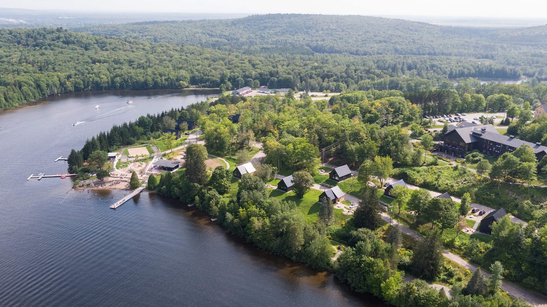 Vue aérienne du site au bord du lac