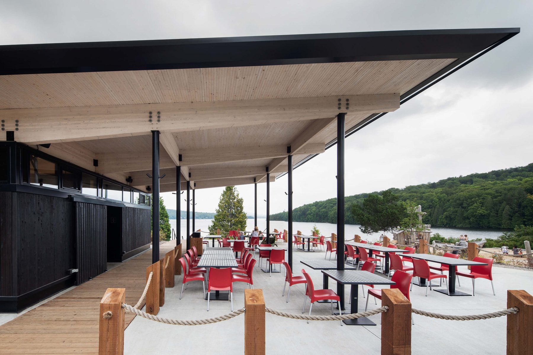 Pavillon extérieur au bord de l'eau